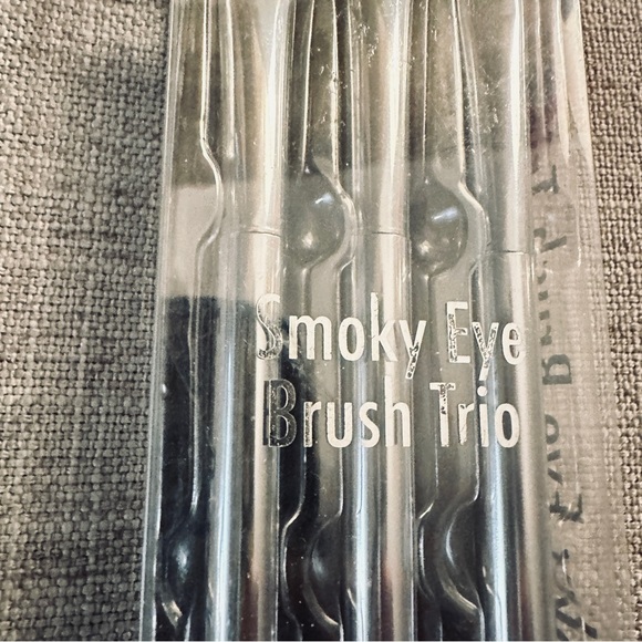 ELLEN TRACY Smokey Eye make up brush gift set - Picture 3 of 3